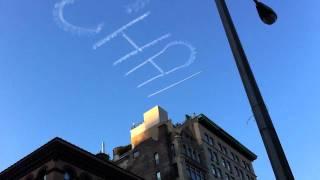 Airplane writes "LAST CHANCE" in the sky above New York! Full length Video.