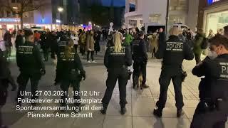 Arne Schmitt singt das Lied der Freiheit und die Polizeihunde werden zahm