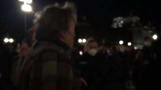 #Maskenkontrolle auf der #Demo für #Pressefreiheit auf dem Pariser Platz in Berlin #b2201