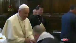 Papst zieht Hände zurück und grinst frech. Bei jedem einzelnen! Was zum Teufel...