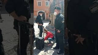 D'Sarah  - Polizei attackiert junge Frau wegen Anti Söder Song !