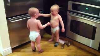 2 Kleinkinder spielen "Streitgespräch"