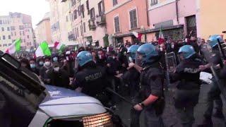 Covid, scontri con la polizia al sit in di protesta contro il Dpcm: cariche a Campo de' Fiori
