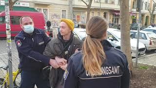 Gewaltausbruch im Bötzowkiez: Berliner Ordnungsamt geht gewaltsam gegen Radfahrer vor