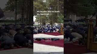 Moslem beten weiter trotz Todesgefahr