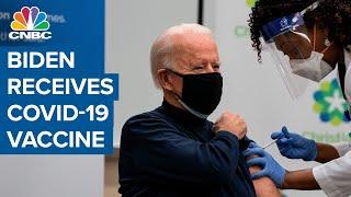 FAke-Impfung ? President-elect Joe Biden gets first dose of Covid-19 vaccine