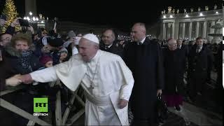 Päpstlicher Tadel: Pilgerin zwingt Pontifex zu Notwehr