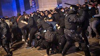 Barcellona, scontri alla manifestazione contro le misure anticovid