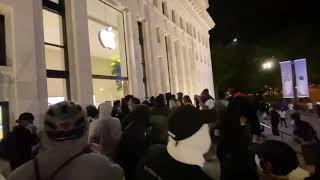 The Apple store in Washington is looted 