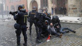 Hooligans gegen Corona-Regeln: Straßenschlachten in Prag