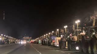 Traktoren am Abend am Brandenburger Tor in Berlin 07.01.2024
