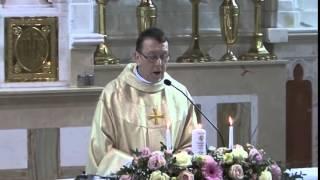 Rarität !   Singender Priester sorgt bei Hochzeit für Gänsehaut