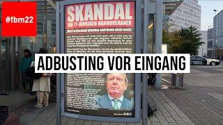 19.10.2022 #Frankfurt Gerhard Schröder STRÖER Adbusting am Eingang der #Buchmesse